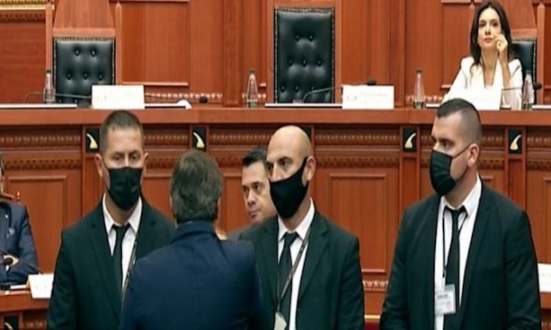 Enkelejd Alibeaj i bllokon foltoren Ahmetajt: O djema s’ka nevojë për grushte Enkelejd Alibeaj i bllokon foltoren Ahmetajt: O djema s’ka nevojë për grushte