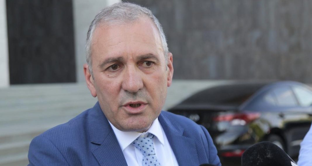 Habit ish deputeti: Do publikoj videon ku hajdutët vjedhin shtëpinë e kreut të SPAK, ish hetuesi i komunizmit sot me vilë në Lalëz Habit ish deputeti: Do publikoj videon ku hajdutët vjedhin shtëpinë e kreut të SPAK, ish hetuesi i komunizmit sot me vilë në Lalëz