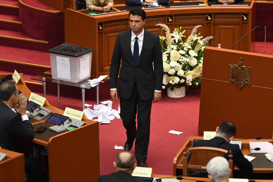 S’ka ç’ti bëj gomarit i bie samarit, Luli Basha fyen Luljeta Bozon në seancë: Pusho moj ti! S’ka ç’ti bëj gomarit i bie samarit, Luli Basha fyen Luljeta Bozon në seancë: Pusho moj ti!