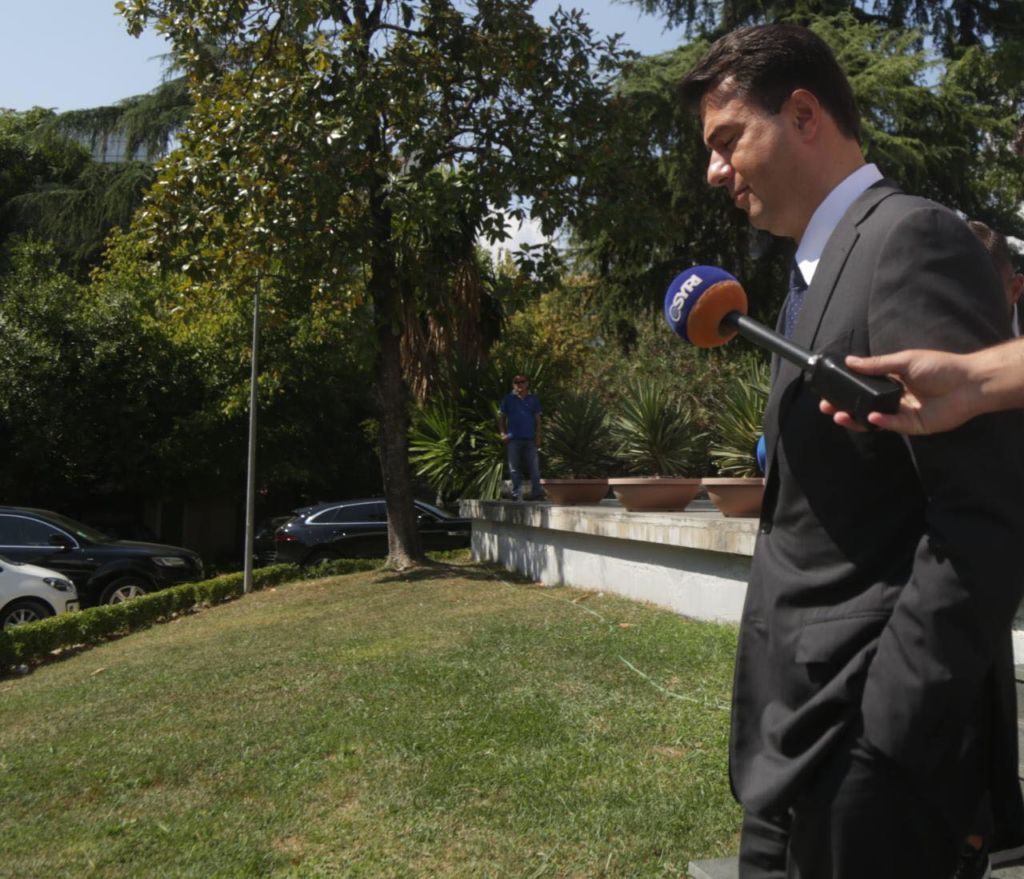 Tallet Lulzim Basha, i përgjigjet Berishës i “prekur thellë”: M’u dyfishua dhimbja që më sulmon me tezat e Ramës! Koha do jetë ilaçi më i mirë për të… kur të shkoi tek të “shumtit” Tallet Lulzim Basha, i përgjigjet Berishës i “prekur thellë”: M’u dyfishua dhimbja që më sulmon me tezat e Ramës! Koha do jetë ilaçi më i mirë për të… kur të shkoi tek të “shumtit”