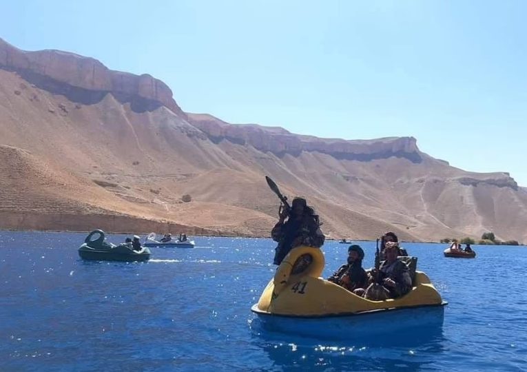 VIDEO/ Me bazuka në krah pedalojnë në liqen, argëtimi qesharak i talebanëve! VIDEO/ Me bazuka në krah pedalojnë në liqen, argëtimi qesharak i talebanëve!