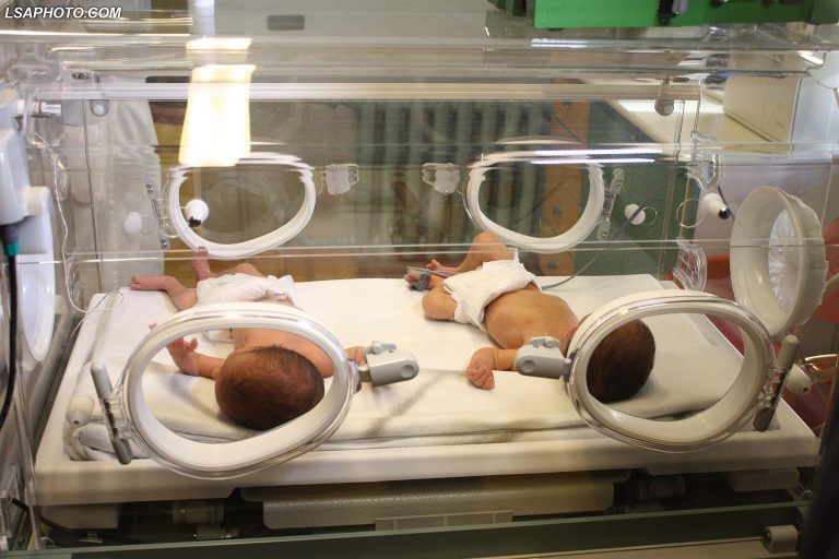 E ndërrua gabimisht në martenitet, adoleshentja i kërkon shtetit 3 milion euro dëmshpërblim për jetën mizerabël që bëri në fëmijëri E ndërrua gabimisht në martenitet, adoleshentja i kërkon shtetit 3 milion euro dëmshpërblim për jetën mizerabël që bëri në fëmijëri