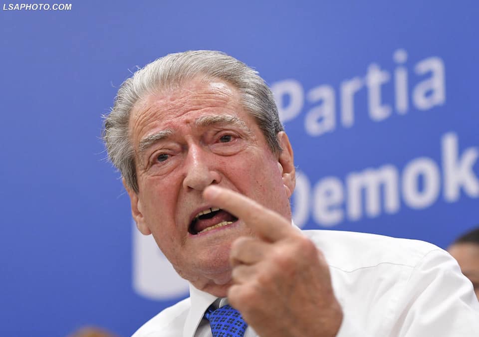 Berishën lëshon “kushtrimin” nga Vlora: Ngrihuni, u zgjova nga varri për të shpëtuar PD-në dhe pluralizmin Berishën lëshon “kushtrimin” nga Vlora: Ngrihuni, u zgjova nga varri për të shpëtuar PD-në dhe pluralizmin