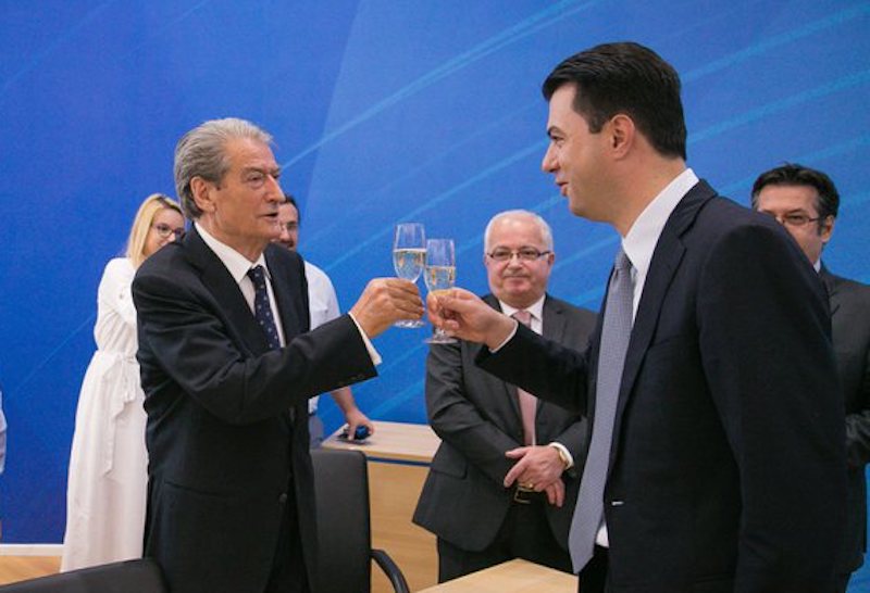 Lindi në bodrum, u transformua në SHQUP, Lulashi e bëri 300 copash Lindi në bodrum, u transformua në SHQUP, Lulashi e bëri 300 copash