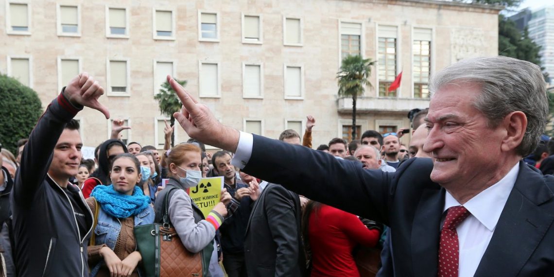 Të jetosh në Republikën e Gënjeshtrave, ku ish-udhëheqësit “dënohen”… me thesin e parave mbi shpinë Të jetosh në Republikën e Gënjeshtrave, ku ish-udhëheqësit “dënohen”… me thesin e parave mbi shpinë