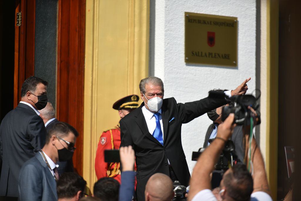 Berisha përballë njerëzve të tij në Kuvend: Sot nis beteja jonë kundër Bashës dhe Ramës Berisha përballë njerëzve të tij në Kuvend: Sot nis beteja jonë kundër Bashës dhe Ramës