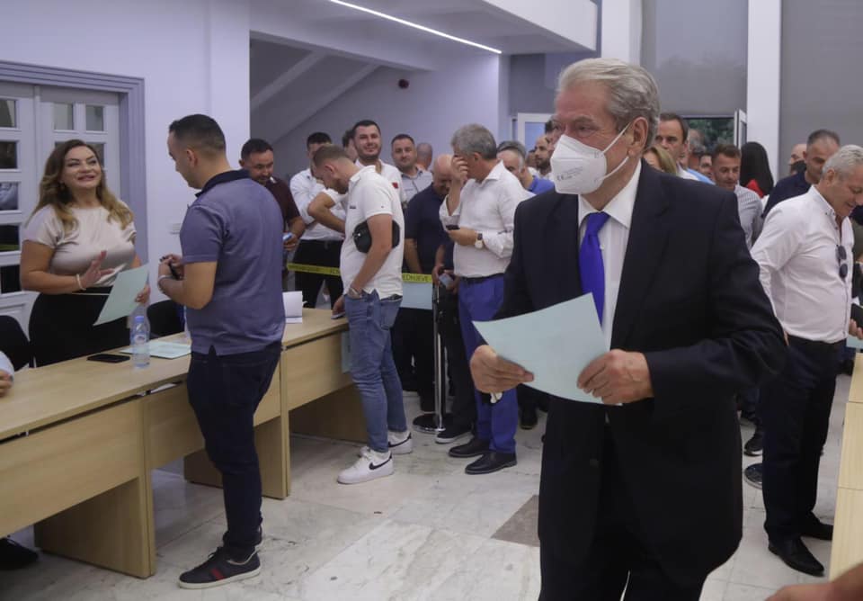 Pengmarrja e PD nga Berisha për interesa familjare, është kanibalizëm politik apo enverizëm Pengmarrja e PD nga Berisha për interesa familjare, është kanibalizëm politik apo enverizëm