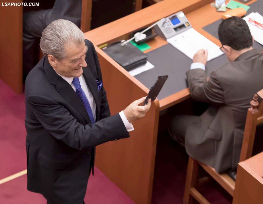 Lëvizja e Berishës për të hyrë në Parlament dhe “guri” i vetëm që po luhet në PD