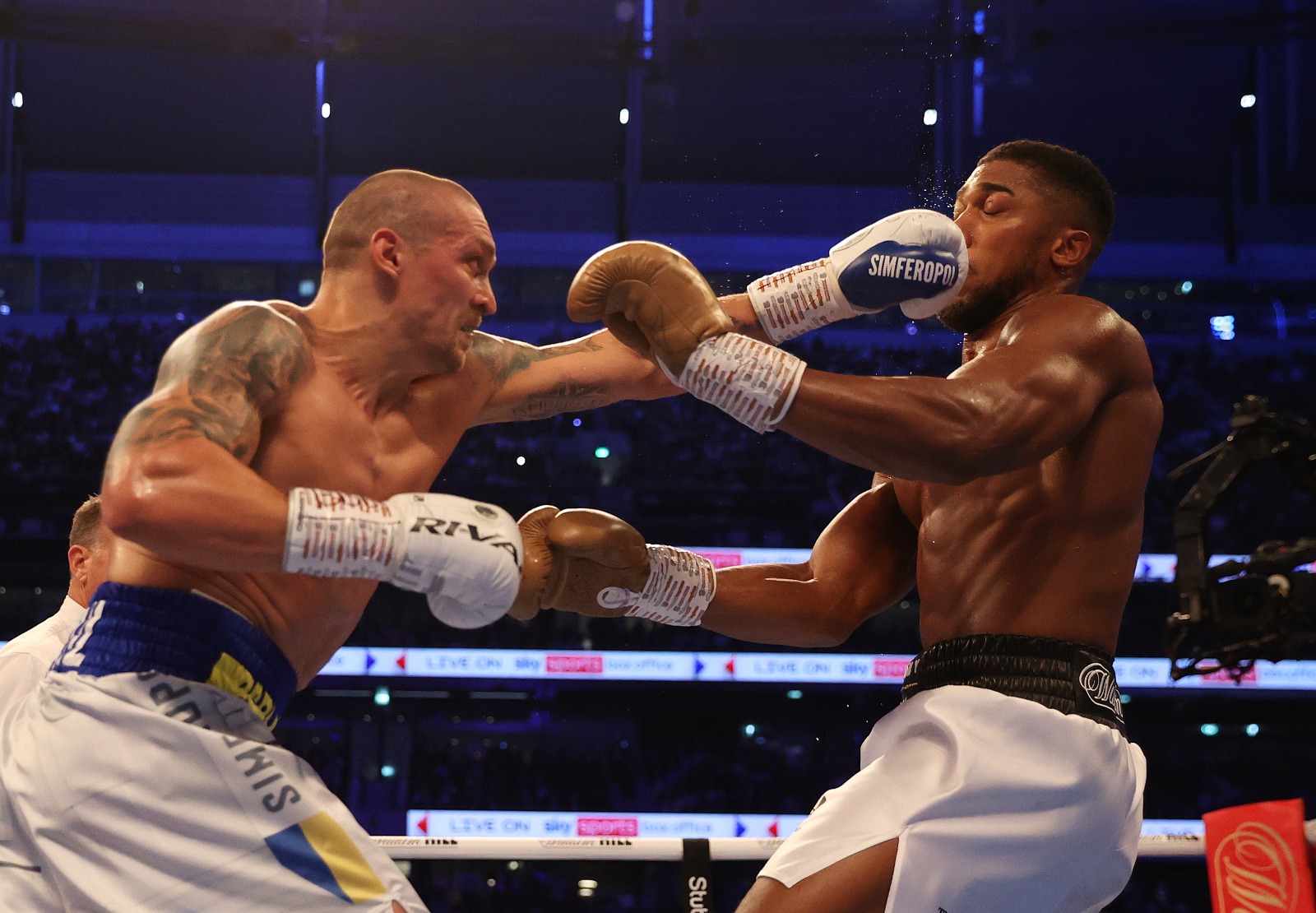 E pabesueshme!!!!! Joshua dorëzon titujt, Usyk kampioni i ri i botës në peshën e rëndë E pabesueshme!!!!! Joshua dorëzon titujt, Usyk kampioni i ri i botës në peshën e rëndë