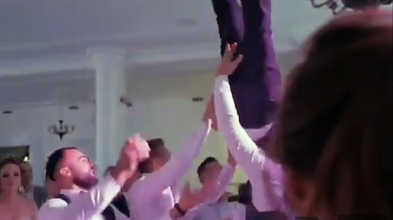 VIDEO/ Miqtë e hedhin në ajër duke festuar në dasmën e tij, thyen shtyllën kurrizore dhëndri: Po mendoj t’i padis VIDEO/ Miqtë e hedhin në ajër duke festuar në dasmën e tij, thyen shtyllën kurrizore dhëndri: Po mendoj t’i padis