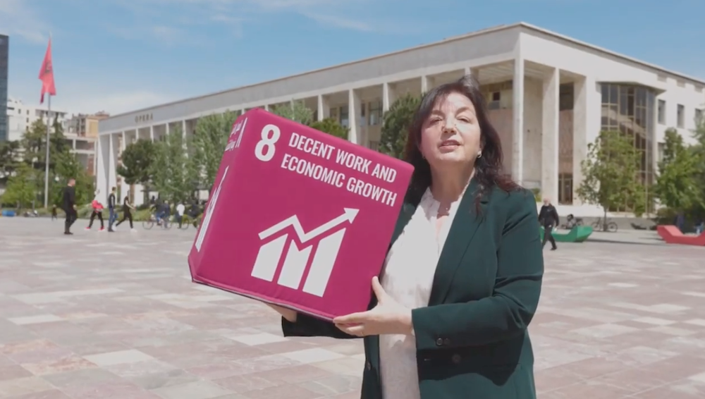 VIDEO/ Drejtoresha e INSTAT Elsa Dhuli harxhon miliona lekë për darka pune po asnjë kacidhe për kurs anglishte VIDEO/ Drejtoresha e INSTAT Elsa Dhuli harxhon miliona lekë për darka pune po asnjë kacidhe për kurs anglishte