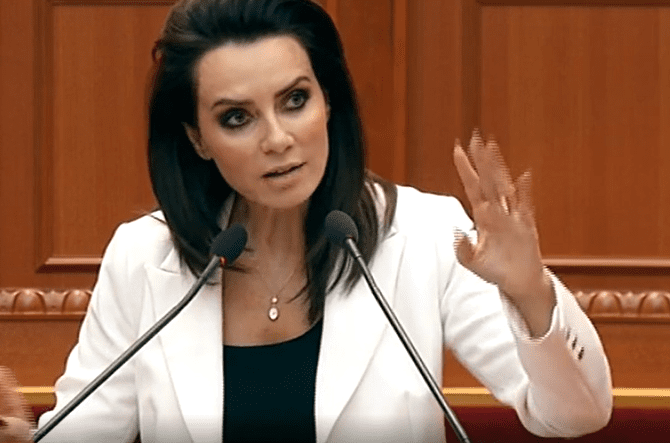 “Mendoni se silleni si Zota”! Grida Duma e “bën copë” programin e qeverisë: Më shumë kushton kopertina se programi juaj