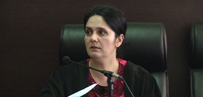 “I kam fëmijët sëmurë”, gjykata lë në burg ish gjyqtaren e arrestuar për korrupsion “I kam fëmijët sëmurë”, gjykata lë në burg ish gjyqtaren e arrestuar për korrupsion