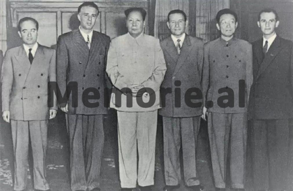 Takimi panjohur i Mao Ce Dunit me Hysni Kapon e Beqir Ballukun: Nëpër rrugët e Pekinit do shihni parulla që bëjnë thirrje për përmbysjen time Takimi panjohur i Mao Ce Dunit me Hysni Kapon e Beqir Ballukun: Nëpër rrugët e Pekinit do shihni parulla që bëjnë thirrje për përmbysjen time