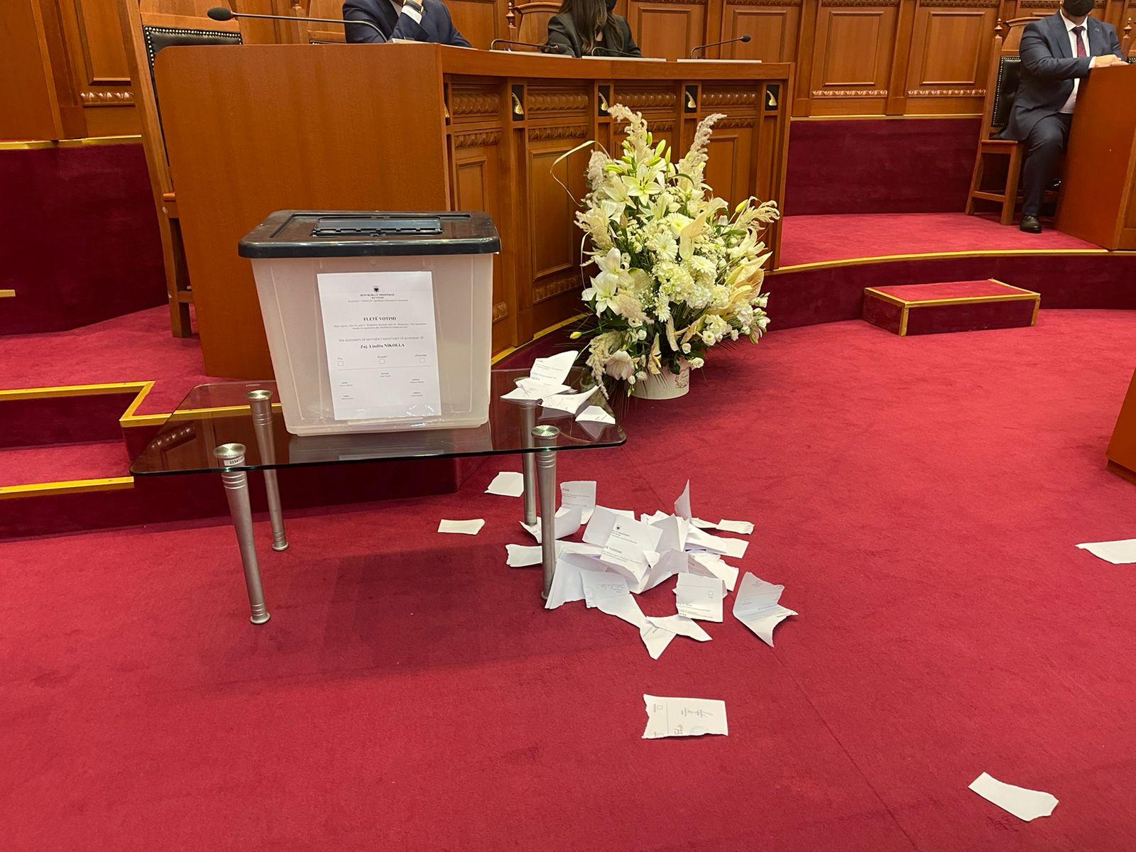 Lindita Nikolla zgjidhet Kryetare e Kuvendit me një votim formal! Basha nga frika e “tradhëtarëve” urdhëron deputetët të grisin fletën pa asnjë vlerë, para kutisë së votimit Lindita Nikolla zgjidhet Kryetare e Kuvendit me një votim formal! Basha nga frika e “tradhëtarëve” urdhëron deputetët të grisin fletën pa asnjë vlerë, para kutisë së votimit