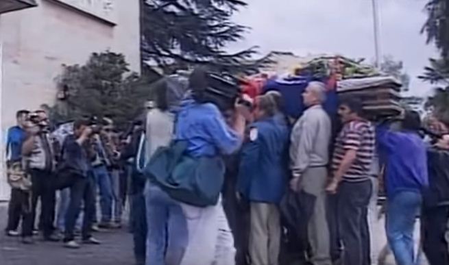 Ardhja e Merkeli bëri të harrohet 14 Shtatori! 23 vite më parë Berisha dhe PD organizuan të parin grusht shteti në Shqipëri, pushtuan kryeministrinë dhe RTSH-në Ardhja e Merkeli bëri të harrohet 14 Shtatori! 23 vite më parë Berisha dhe PD organizuan të parin grusht shteti në Shqipëri, pushtuan kryeministrinë dhe RTSH-në