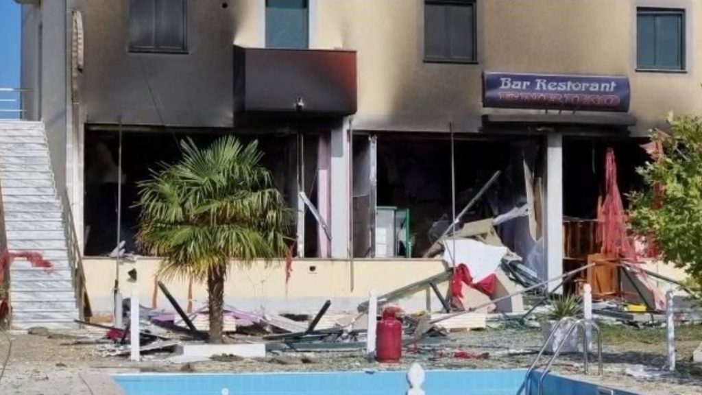 Thellohet tragjedia në Velipojë: Pas nënës dhe motrave, ndërron jetë dhe djali 11-vjeçar nga shpërthimi i bombulës së gazit Thellohet tragjedia në Velipojë: Pas nënës dhe motrave, ndërron jetë dhe djali 11-vjeçar nga shpërthimi i bombulës së gazit