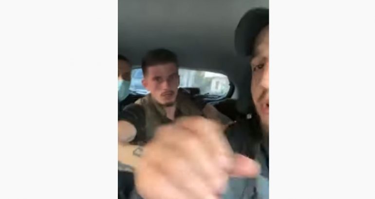 Familjarët denoncojnë rrëmbimin e “mbretit” të Instagramit, policia zbarkon në zonën e Alliasit, del video ku Kozak e shajnë dhe godasin disa të rinj në makinë Familjarët denoncojnë rrëmbimin e “mbretit” të Instagramit, policia zbarkon në zonën e Alliasit, del video ku Kozak e shajnë dhe godasin disa të rinj në makinë