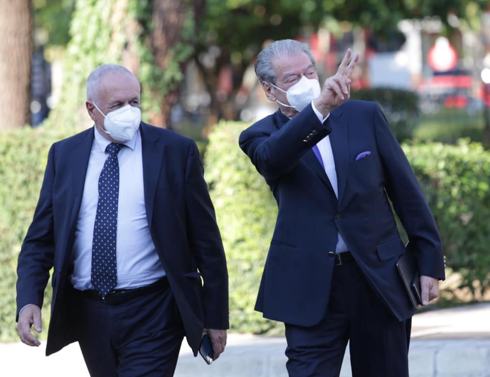 Shakaja e çuditshme e SHQUP-it! Berisha dorëzon shkresën në Kuvend: Jam deputet i Partisë Demokratike! Shakaja e çuditshme e SHQUP-it! Berisha dorëzon shkresën në Kuvend: Jam deputet i Partisë Demokratike!