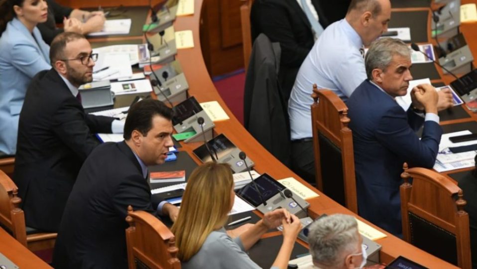 Nuk dorëzojnë mandatet por rrinë jashtë si turmë! Largohen nga parlamenti që në seancen e parë Kryetari i grupit të PD: Rregullorja u shkel me të dyja këmbët Nuk dorëzojnë mandatet por rrinë jashtë si turmë! Largohen nga parlamenti që në seancen e parë Kryetari i grupit të PD: Rregullorja u shkel me të dyja këmbët