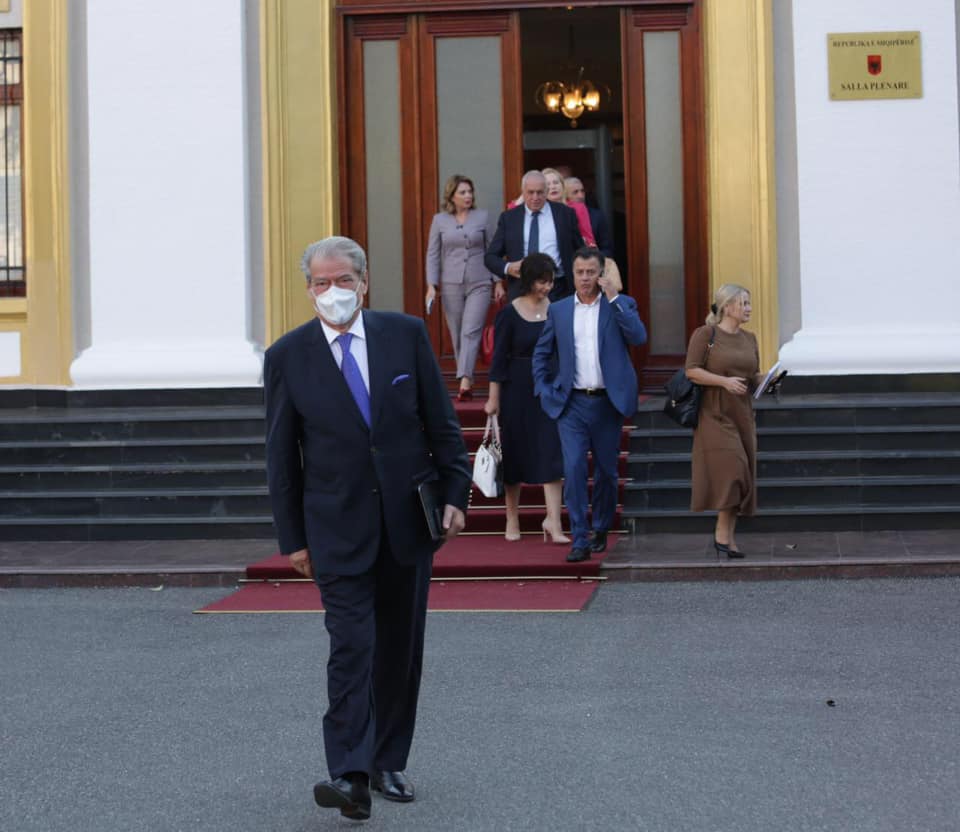 Përjashtimi nuk mjafton: Berisha nuk i ndahet Bashës dhe PD-së, presion për bllokimin e zgjatjes së Vetingut