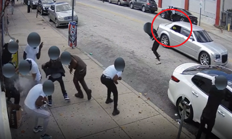VIDEO/ Pamje të rënda, kasaphanë në SHBA: Burri nxjerr automatikun nga dritarja e makinës dhe qëllon pamëshirshëm njerëzit në trotuar