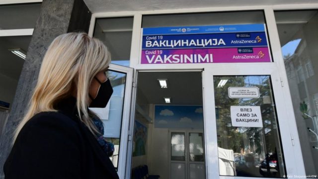 Maqedonia e Veriut nis të hënën aplikimin e dozës së tretë të vaksinimit