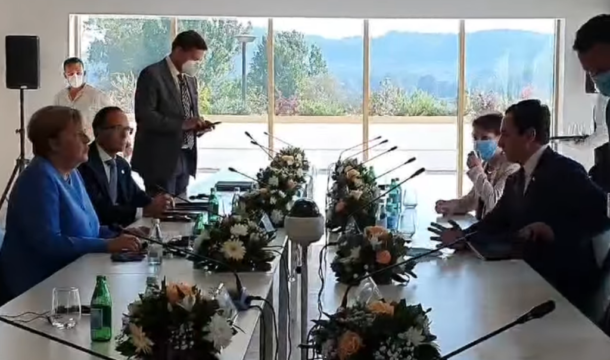 Filozofi Albin “kap mat” Angela Merkel i jep leksion se çfarë duhet të bëjnë ballkanasit: Nuk kemi pse e duam “Open Ballkan”, boll e kemi “Procesin e Berlinit”! Mjaftojnë këto 4 pika Filozofi Albin “kap mat” Angela Merkel i jep leksion se çfarë duhet të bëjnë ballkanasit: Nuk kemi pse e duam “Open Ballkan”, boll e kemi “Procesin e Berlinit”! Mjaftojnë këto 4 pika