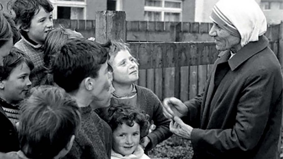 Ja përkushtoi jetën të varfërve, sot 5 vjet nga Shenjtërimi i të jashtëzankonshmes Nëna Terezës Ja përkushtoi jetën të varfërve, sot 5 vjet nga Shenjtërimi i të jashtëzankonshmes Nëna Terezës