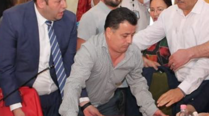 Flamur Noka përplaset sërish me Lulzim Bashën: Ti i ngule një thikë pas shpine Sali Berishës Flamur Noka përplaset sërish me Lulzim Bashën: Ti i ngule një thikë pas shpine Sali Berishës