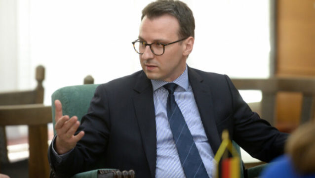 Marrveshja thotë të kundërtën Petkoviç flet përçart: Kurti duhet të pranojë realitetin, nuk do të ketë heqje të targave serbe Marrveshja thotë të kundërtën Petkoviç flet përçart: Kurti duhet të pranojë realitetin, nuk do të ketë heqje të targave serbe