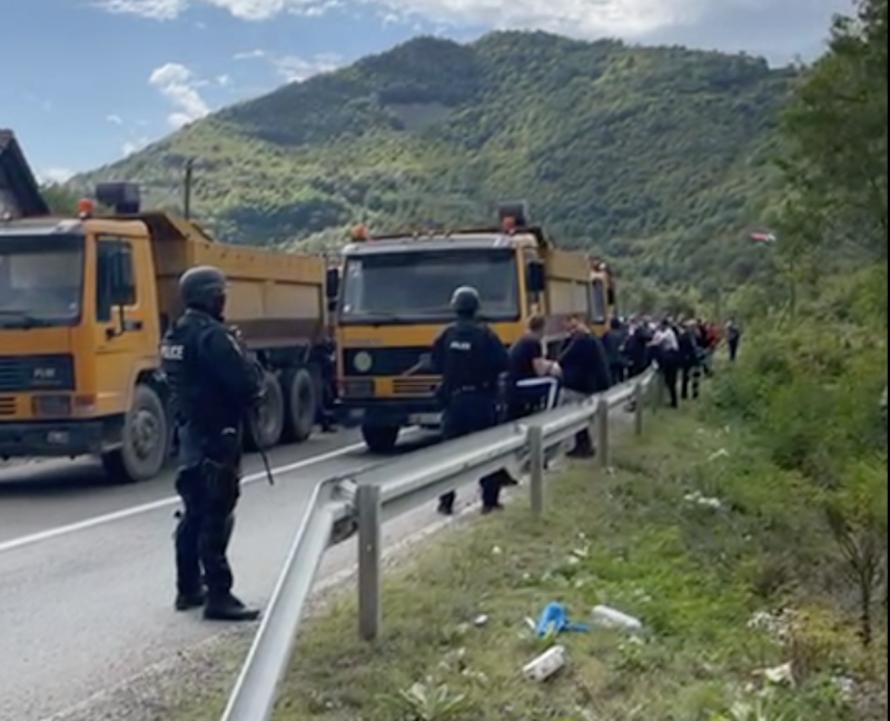 VIDEO/ Tensione në Kosovë, serbët bllokojnë rrugën me kamion për të protestuar heqjen e targave: Policia i fton të largohen
