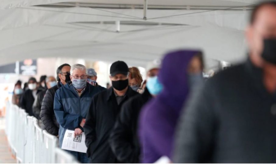 Miliona amerikanë drejt qendrave të vaksinimit për të marrë dozën shtesë të vaksinës Miliona amerikanë drejt qendrave të vaksinimit për të marrë dozën shtesë të vaksinës