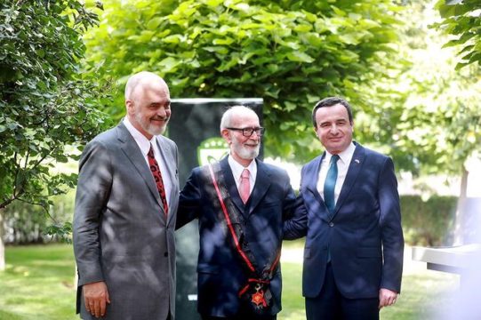 Anëtari i Kryesisë së PD: Rexhep Qosja, një karikaturë dhe simbol i urrejtjes, anti Berishë dhe anti PD Anëtari i Kryesisë së PD: Rexhep Qosja, një karikaturë dhe simbol i urrejtjes, anti Berishë dhe anti PD