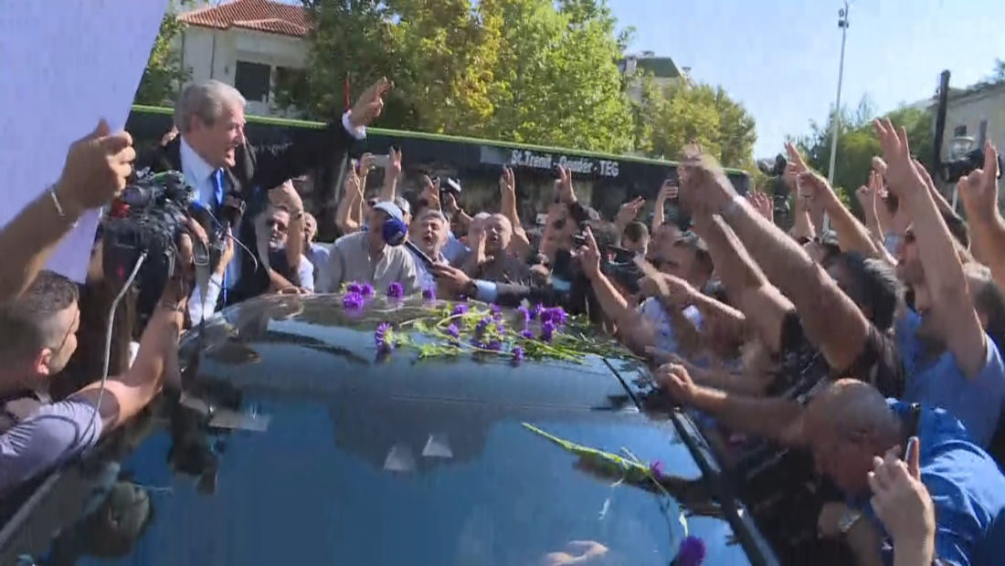 Lule mbi makinën e Berishës, Mero Baze: Mu kujtua arkivoli i Azemit, tamam kortezh mortor (Foto) Lule mbi makinën e Berishës, Mero Baze: Mu kujtua arkivoli i Azemit, tamam kortezh mortor (Foto)