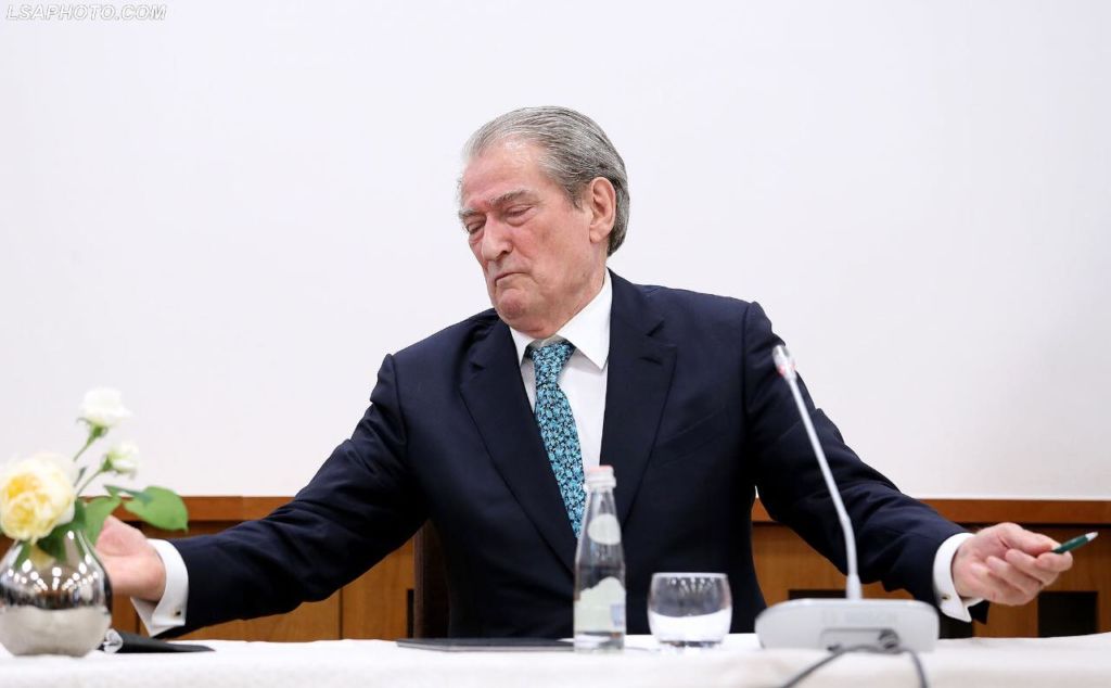 Ish- zëdhënësi i Berishës: Largimi i vet “Doktorit” do ishte pranim i damkës që  kanë vënë amerikanët! Përjashtimi nga PD mund të prodhonte stuhi të brendshme