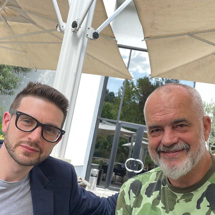 Alex Soros foto me Ramën për t’i bërë kompliment apo e ka seriozisht: Me mikun tim, lider frymëzues në gjithë botën Alex Soros foto me Ramën për t’i bërë kompliment apo e ka seriozisht: Me mikun tim, lider frymëzues në gjithë botën