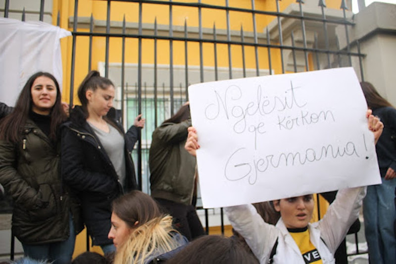 “Mbretëria e Ekselentëve” me paratë e baballarëve dhe kollovarëve… që nuk shkëlqejnë askund “Mbretëria e Ekselentëve” me paratë e baballarëve dhe kollovarëve… që nuk shkëlqejnë askund