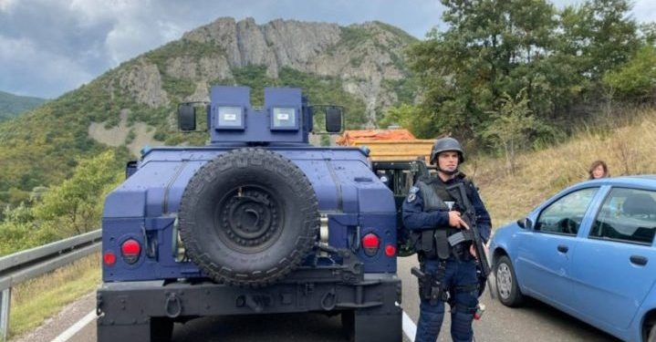 Tensionohet situata në veri! Policia e Kosovës kalon me automjete në Zubin Potok Tensionohet situata në veri! Policia e Kosovës kalon me automjete në Zubin Potok