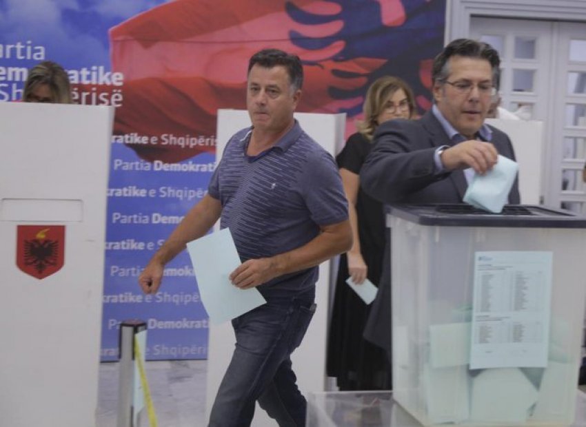 Flamur Noka tregon lëvizjet e Bashës për të penguar takimet e Berishës: Kuvendi do mblidhet kundër kryetarit Flamur Noka tregon lëvizjet e Bashës për të penguar takimet e Berishës: Kuvendi do mblidhet kundër kryetarit