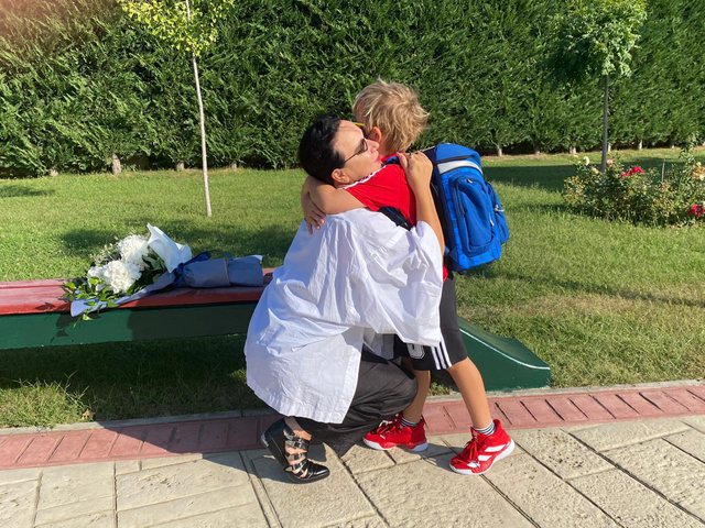 Zaho në ditën e parë të shkollës, Linda e përqafon dhe emocionon me fjalët e saj Zaho në ditën e parë të shkollës, Linda e përqafon dhe emocionon me fjalët e saj