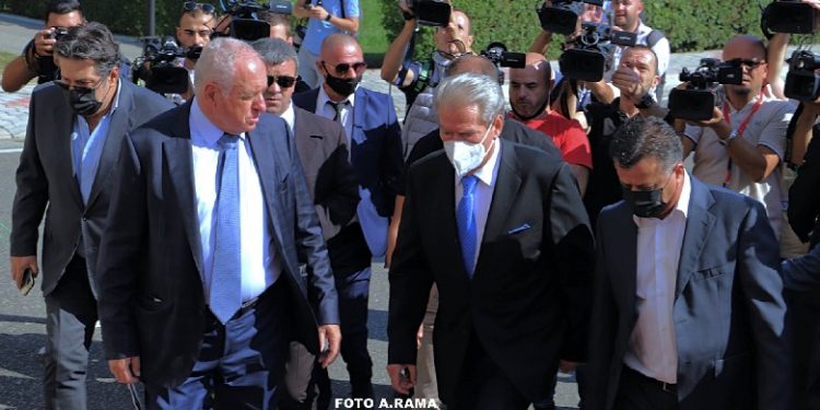 “Kjo është bomba”, Frrok Çupi nxjerr prapaskenat që implikojnë politikanët e njohur dhe del me paralajmërimin e fortë: Ja si po i detyron Berisha që t’i rrinë rrotull! “Kjo është bomba”, Frrok Çupi nxjerr prapaskenat që implikojnë politikanët e njohur dhe del me paralajmërimin e fortë: Ja si po i detyron Berisha që t’i rrinë rrotull!