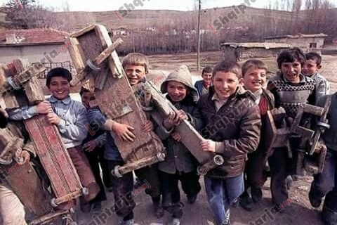 Nostalgji dhe mall për fëmijërinë e viteve 1970-1990! Lumturoheshim me pak (Foto) Nostalgji dhe mall për fëmijërinë e viteve 1970-1990! Lumturoheshim me pak (Foto)