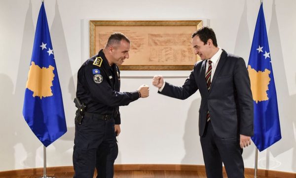 Polici që takoi Kurtin është Fatlum Shaqiri e jo Besart Ahmeti siç po e promovojnë militantët dhe ai thuajse kishte humbur syrin nga gurët e VV’së Polici që takoi Kurtin është Fatlum Shaqiri e jo Besart Ahmeti siç po e promovojnë militantët dhe ai thuajse kishte humbur syrin nga gurët e VV’së