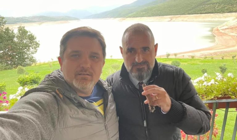 FOTO LAJM/ Lëviz bursa e politikës shqiptare, kur drejt Kukësit u nisen  dy strategët e njohur