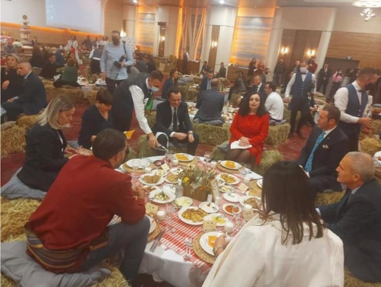 Vetëvendosje: Është e vërtetë që kemi rritur çmimet dhe ka varfëri por kjo qeveri s’po ushqehet nga xhepat e popullit të Kosovës Vetëvendosje: Është e vërtetë që kemi rritur çmimet dhe ka varfëri por kjo qeveri s’po ushqehet nga xhepat e popullit të Kosovës