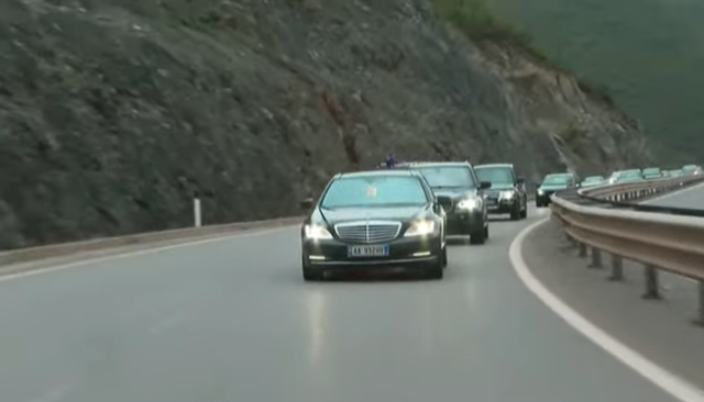 “Humori i zi” nga Kuksi! Shihni si e presin Sali Berishën me eskortë, daulle dhe … flamur amerikan “Humori i zi” nga Kuksi! Shihni si e presin Sali Berishën me eskortë, daulle dhe … flamur amerikan