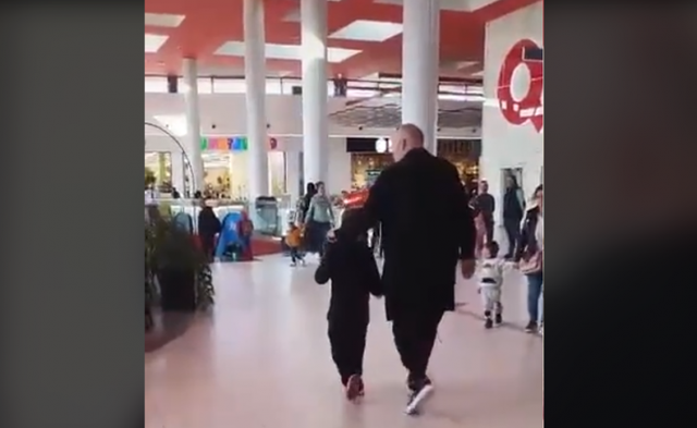 E diela ndryshe e kryeministrit! Rama kalon paraditen në qendrën tregtare me djalin e vogël, publikon pamjet dorë për dore me Zahon në shkallët elektrike E diela ndryshe e kryeministrit! Rama kalon paraditen në qendrën tregtare me djalin e vogël, publikon pamjet dorë për dore me Zahon në shkallët elektrike