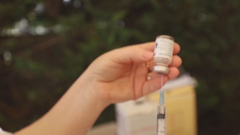 Miratohet doza e tretë e vaksinës për moshat mbi 60 vjeç në Shqipëri, ja çfarë shkruan Zëri i Amerikës