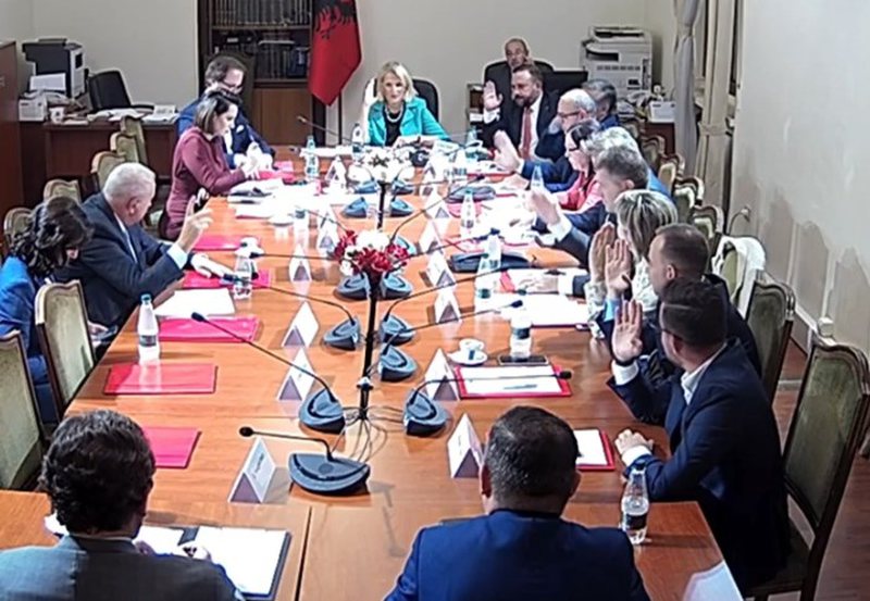 “Kafen e ujin i paguan kryetarja”, Mimi Kodheli i shkrin të gjithë së qeshuri me batutat e saja, nuk e kursen as ironinë: Me shishet mbi tavolinë, dikur gjuanin njëri-tjetrin, ndërsa sot… “Kafen e ujin i paguan kryetarja”, Mimi Kodheli i shkrin të gjithë së qeshuri me batutat e saja, nuk e kursen as ironinë: Me shishet mbi tavolinë, dikur gjuanin njëri-tjetrin, ndërsa sot…